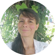 Ein Bild, das Menschliches Gesicht, Lcheln, Person, Baum enthlt.

Automatisch generierte Beschreibung